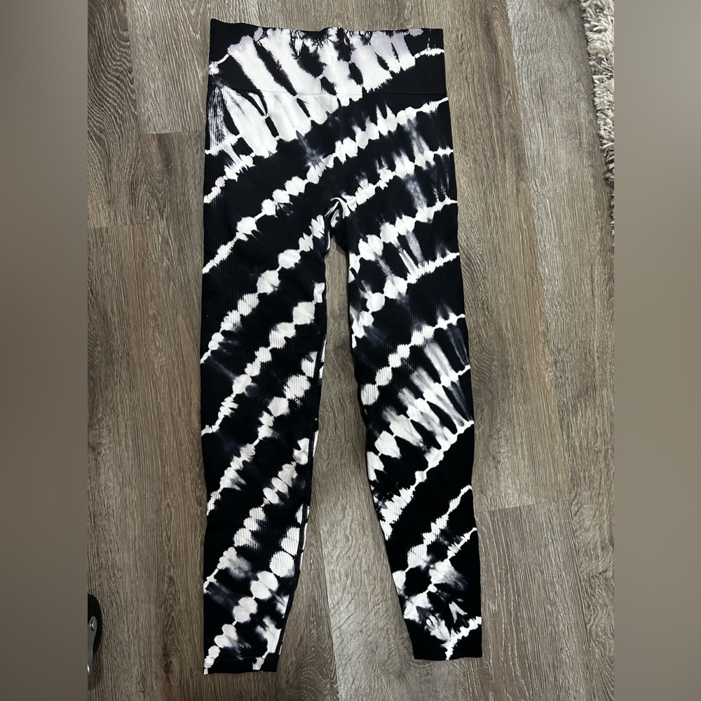 🍁 SALE! PINK (VS) Black & White Leggings